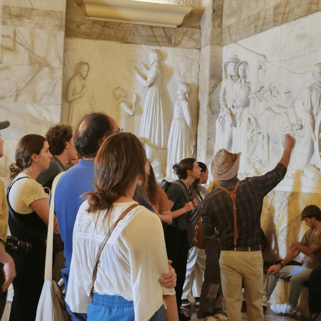 Die studente het 'n begeleide toer deur die Voortrekkermonument ontvang