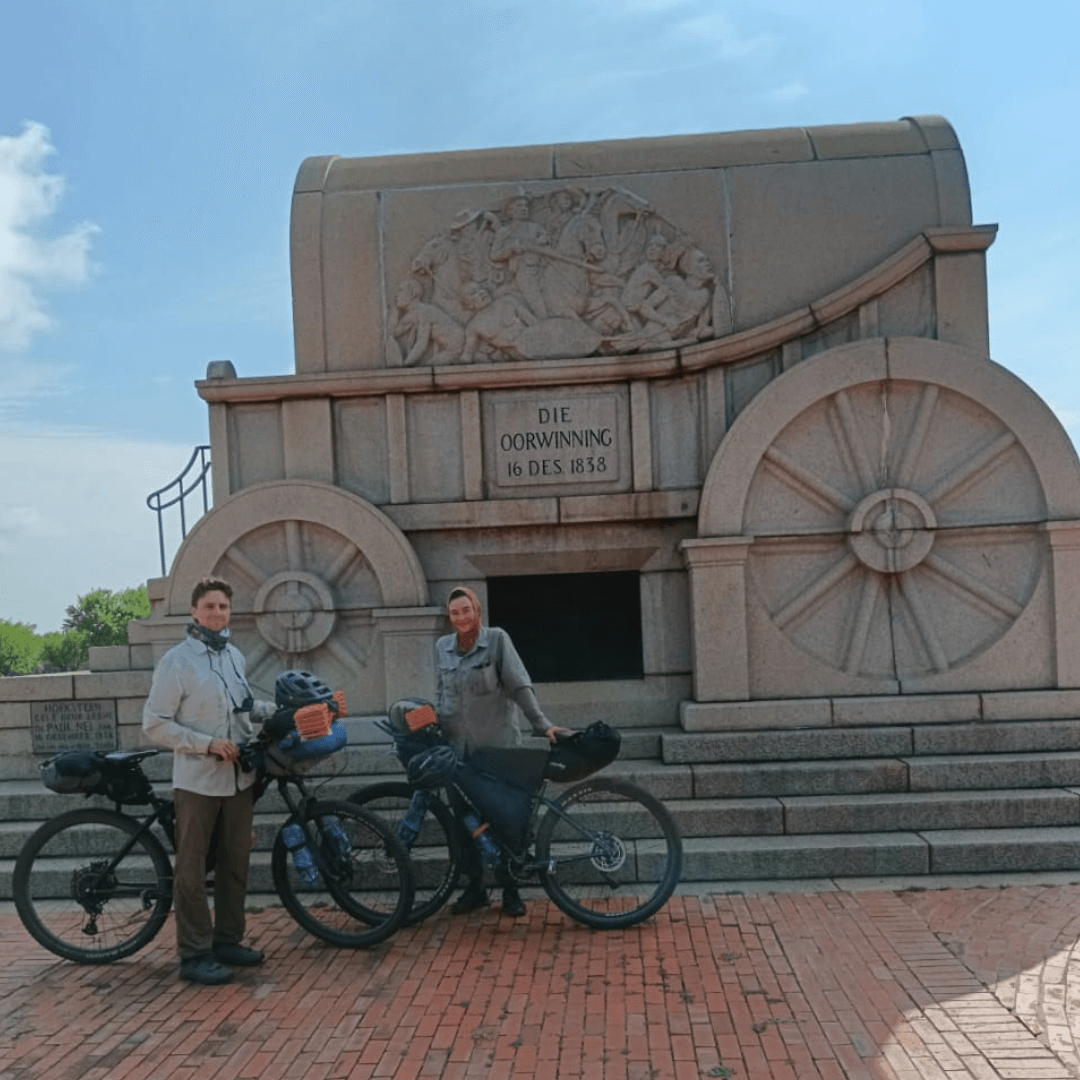 Sarah Murphy en Jonathan Black toer met hul fietse van Durban af na Zimbabwe.