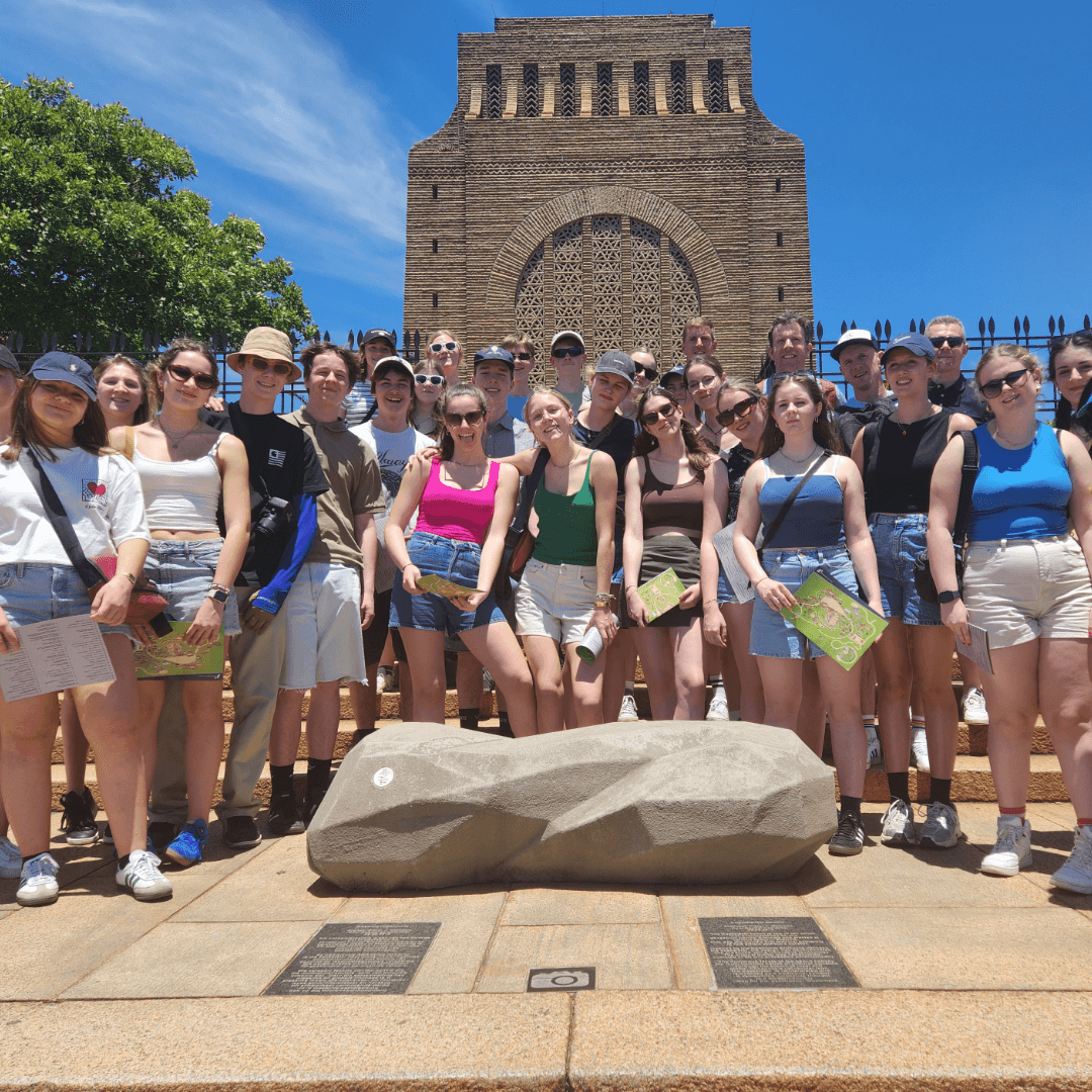 Die groep studente voor die Voortrekkermonument