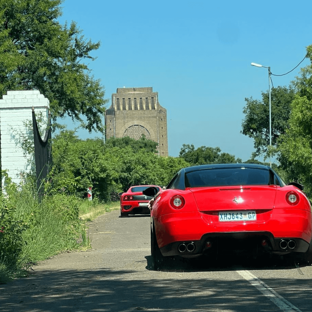 Die Ferarri's in konfooi op pad na Fort Schanskop