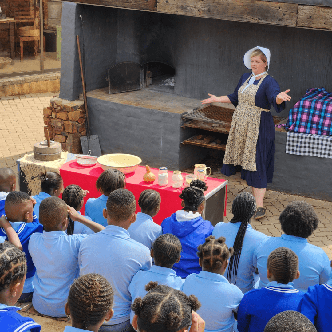 Este Cilliers gee vir die leerlinge 'n broodbak demonstrasie